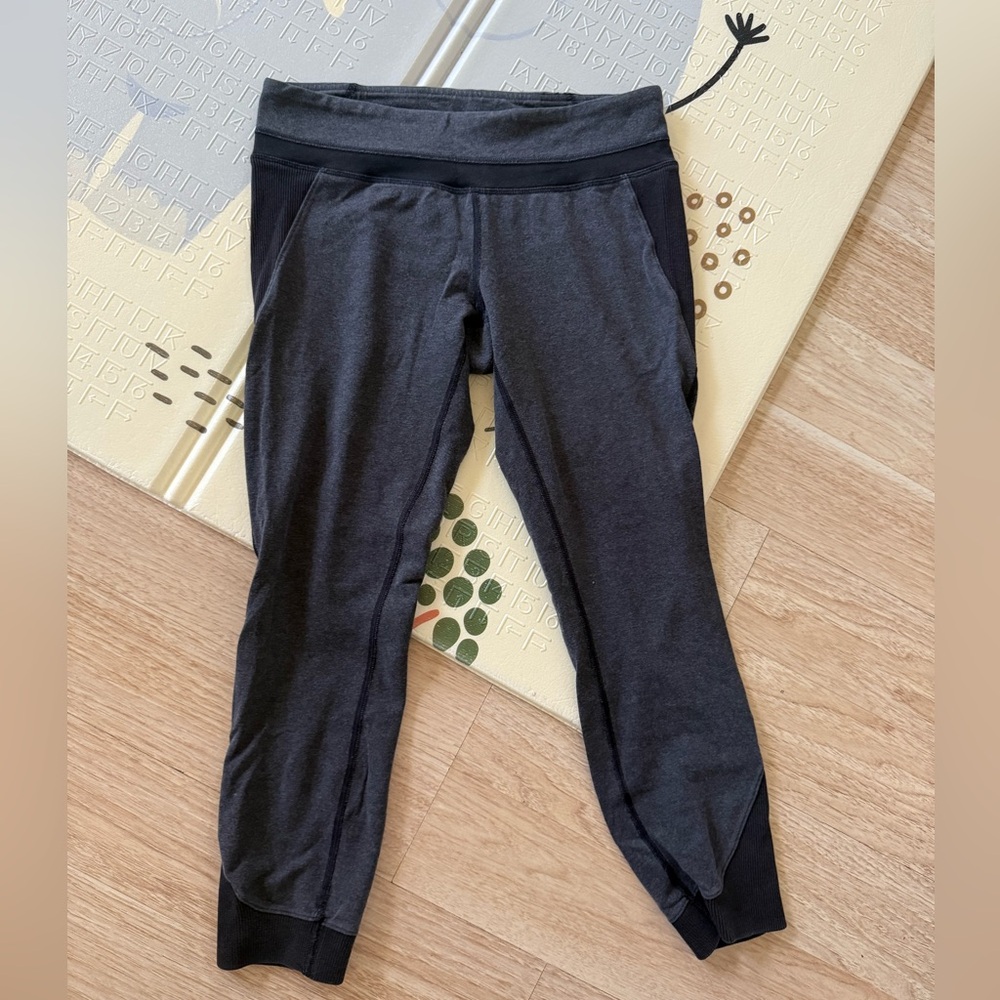 Lululemon Refine Crop Heathered Black Size 6 - Picture 2 of 5